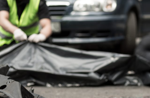 Nehoda v Chmeľnici si vyžiadala obeť, po havárii ostala osoba zakliesnená