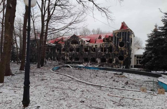 Ruské útoky proti Ukrajine zranili štyroch ľudí, v Charkove poškodili detské zdravotné stredisko (foto)
