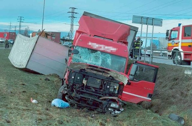 Nákladné auto zdemolovalo vo Zvolene autobusovú zástavku a zranilo ženu (foto)
