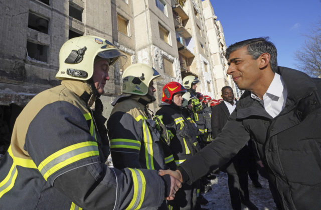 Kyjev dostane vojenskú pomoc v hodnote 2,5 miliardy libier, oznámil to britský premiér počas návštevy Ukrajiny