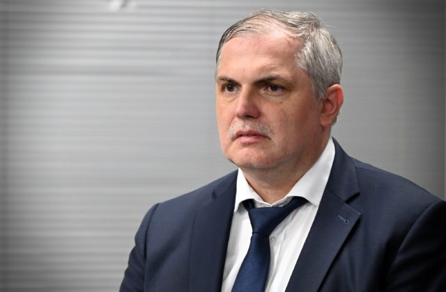 Vyšetrovateľ Čurilla žaluje poslanca Michelka, žiada 70-tisíc eur a ospravedlnenie