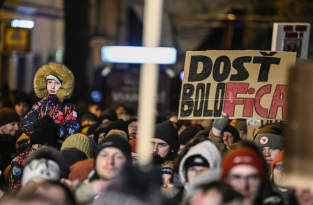 Opozícia opäť pozýva ľudí do ulíc. Fico, Pellegrini a Danko pokračujú v útokoch na právny štát (foto)