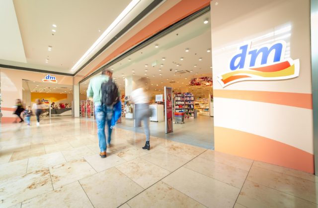 dm opäť zvyšuje mzdy