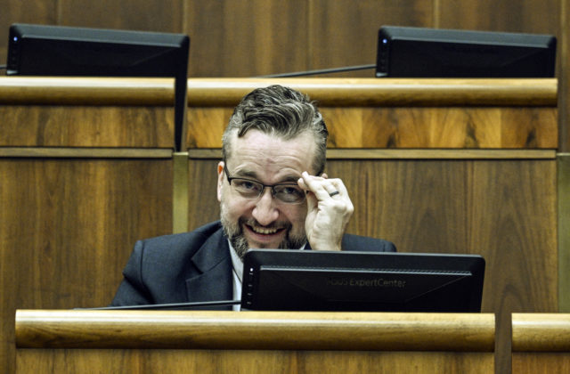 Opozícia sa pokúsi odvolať Blahu z funkcie podpredsedu parlamentu (naživo)