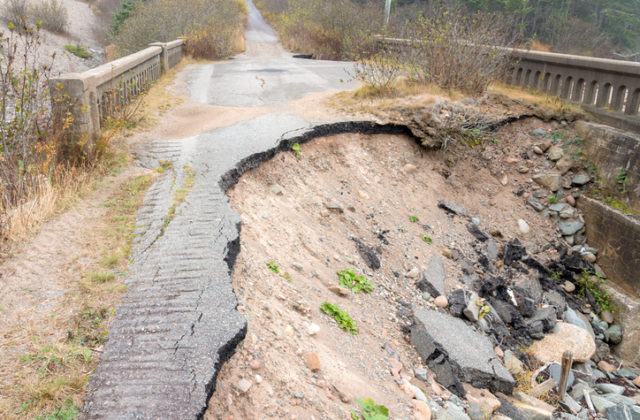 Bratislava vyhlásila mimoriadnu situáciu v súvislosti so zosuvom svahu na Devínsku cestu