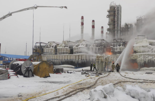 Terminál v prístave Usť-Luga neďaleko Petrohradu zachvátil požiar, vraj ho napadli drony (foto)