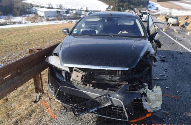 Vodič spôsobil dopravnú nehodu a z miesta odišiel, polícia začala trestné stíhanie (foto)
