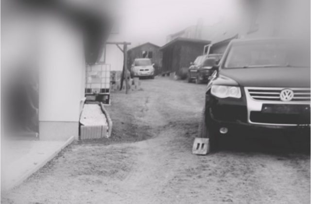 Muža vo dvore rodinného domu zrazilo auto, zraneniam podľahol