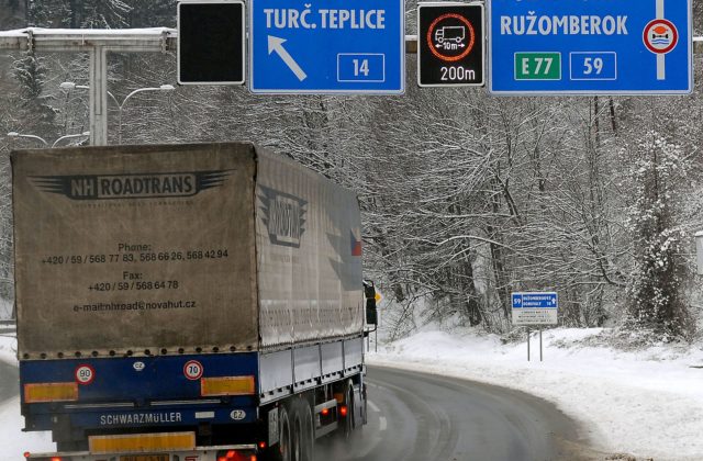 Sneženie skomplikovalo aj dopravu, horský priechod Donovaly museli pre nákladiaky uzavrieť