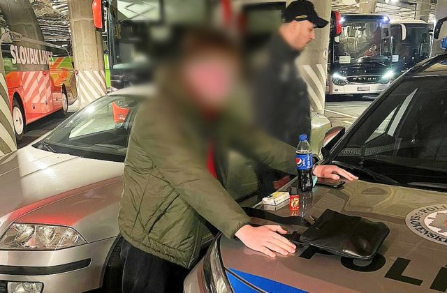 Policajti obvinili 17-ročného študenta zo šírenia poplašných správ o bombe na strednej škole