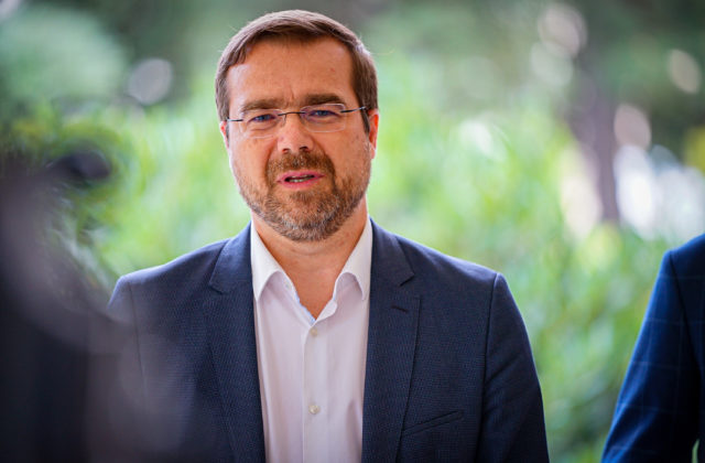 Fico pri novele ústavy zasial rozkol do opozície, hlasovanie Krajčího a Krátkeho je podľa politológa prekvapením