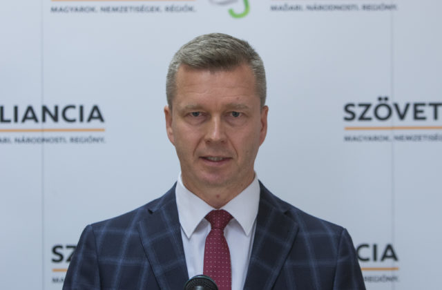 Forró odovzdal podpisy k prezidentskej kandidatúre, jeho cieľom je reprezentovať maďarskú komunitu