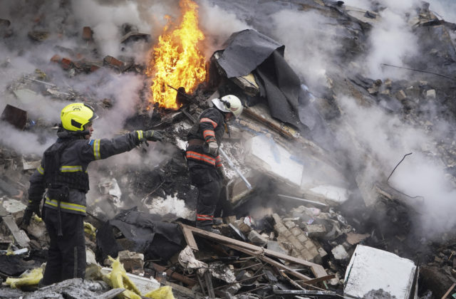 Počas ruských útokov na Ukrajinu zomrel jeden civilista a ďalší boli zranení, k napadnutiu boli použité rakety S-300