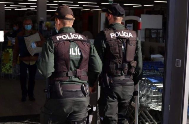 Chlapec sa vyhrážal svojej spolužiačke, skončil v cele policajného zaistenia