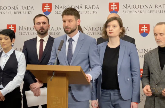 Slovensko môže podľa Šimečku prísť o takmer miliardu eur, ak Ficova vláda nezjedná nápravu (video)