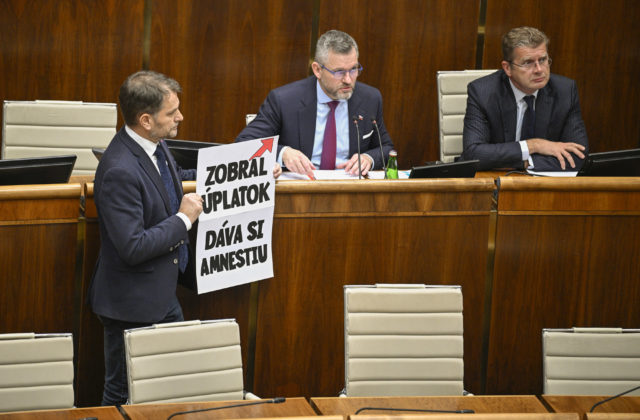 Zavraždenie spravodlivosti či amnestia pre „svojich“ ľudí, reaguje opozícia na schválenie novely Trestného zákona (video)