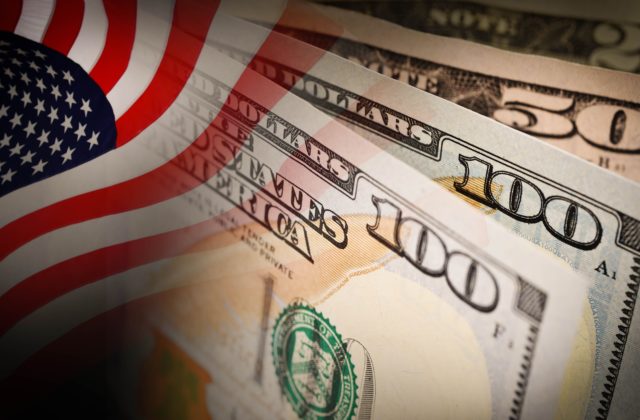 Inflácia v USA zostala minulý mesiac vysoká, čo zhoršuje perspektívu zníženia úrokov