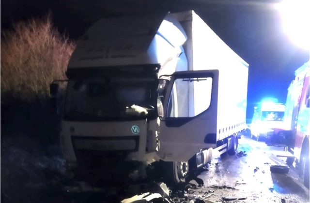 Vodička prešla s neosvetleným vozidlom do protismeru, zrážku s nákladným autom neprežila (foto)