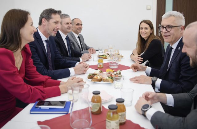 KDH oznámilo, že v prezidentských voľbách podporí Korčoka. Má reálnu šancu stať sa prezidentom Slovenskej republiky