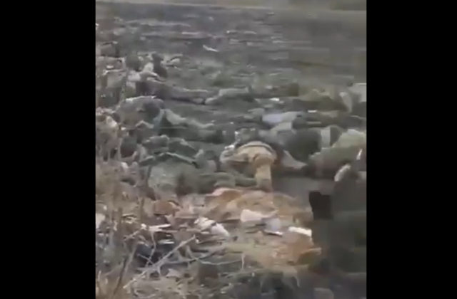 Ruské cvičisko v Doneckej oblasti zasiahli raketomety HIMARS, najmenej 60 vojakov je mŕtvych (video)