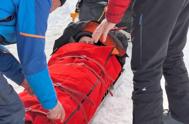 Poľský chlapec sa vážne poranil pri lyžovačke. Vletel do lesa pri zjazdovke, zasahovať musel vrtuľník