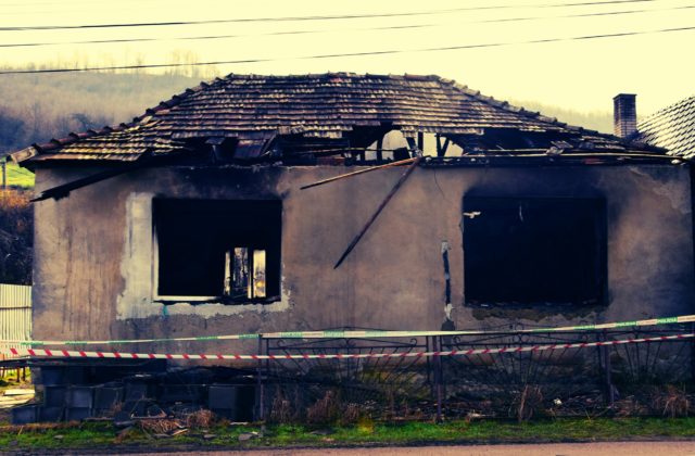Škody vzniknuté pri požiari rodinného domu v Hodejove vyčíslili na 15-tisíc, polícia začala trestné stíhanie (foto)