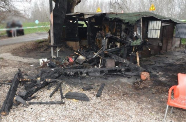 Polícia vyšetruje požiar bufetu na petržalskej hrádzi, išlo o úmyselný čin