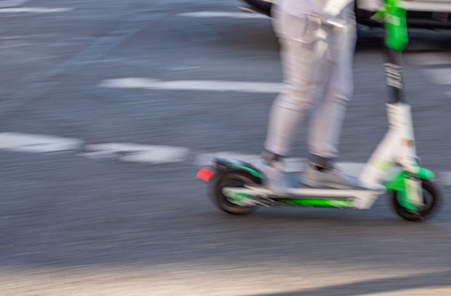 Opitý kolobežkár narazil vo vysokej rýchlosti do korčuliara, jedného z mužov prevážal do nemocnice vrtuľník