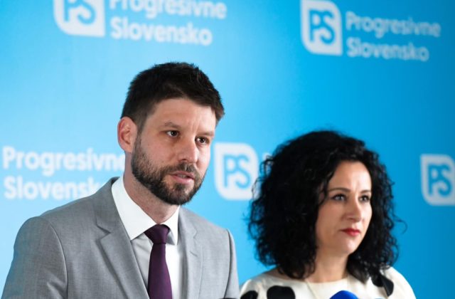 Šimečka hovorí o „totalitnom šialenstve. Podporuje 600 zamestnancov RTVS, ktorí žiadajú stiahnuť návrh Šimkovičovej