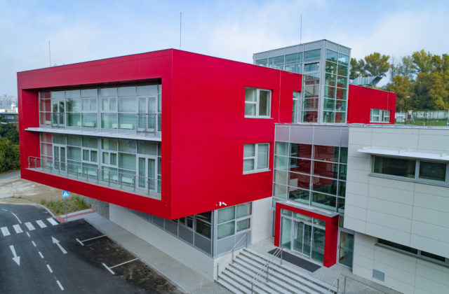 Budova Pavilónu špičkových technológií UK nominovaná na Stavbu roka 2024