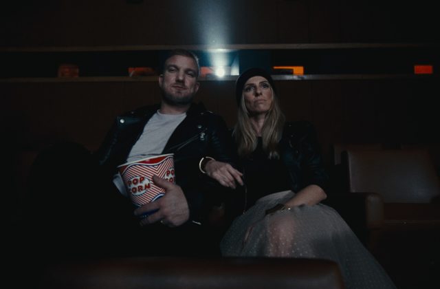 Lukáš Adamec zverejnil video k piesni Vrav si čo chceš. Naživo ju publiku predstaví na svojom Bodka Tour 2024