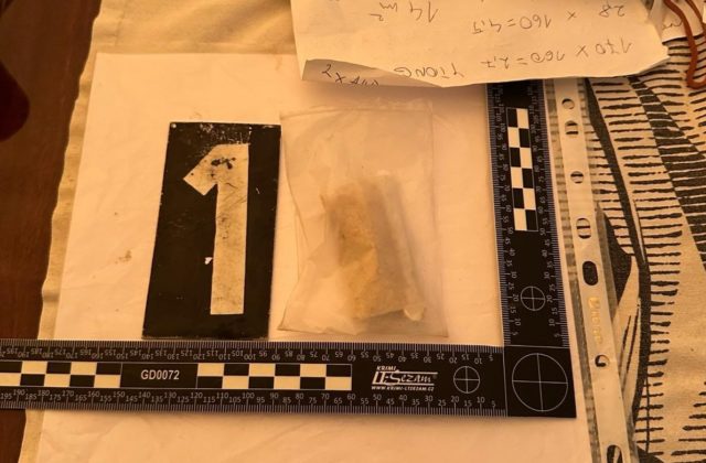 Polícia zadržala 20-ročného muža, ktorý v Bánovciach nad Bebravou predával pervitín. Hrozí mu až 15 rokov (foto)