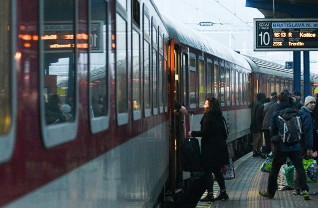 Expres Tatran do Bratislavy zrazil a usmrtil človeka, vlakovú dopravu museli prerušiť