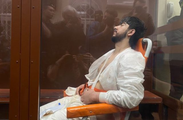 Štyroch podozrivých z útoku na koncertnú sieň formálne obvinili z terorizmu. Pri výsluchu ich mučili, tvrdia ruské médiá (foto)