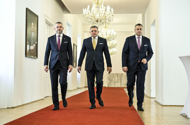 Koalícia reaguje na protest ľudí v Bratislave. Ak dôjde k ďalšiemu atentátu, zodpovednosť bude niesť opozícia (video)