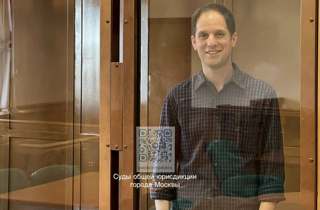 Ruský súd predĺžil reportérovi Wall Street Journal Evanovi Gershkovichovi väzbu do konca júna