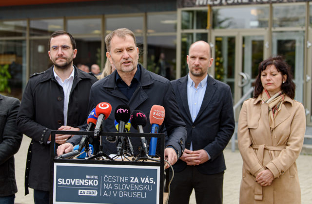 Polícia zasahovala u viacerých opozičných poslancov, na ich adresách bola nahlásená bomba