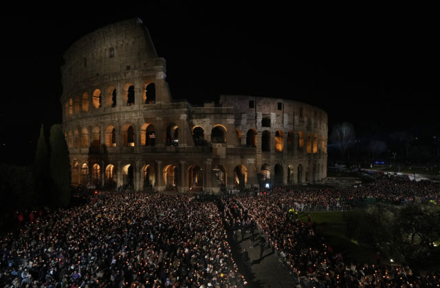 Pápež vynechal krížovú cestu v rímskom Koloseu, šetrí si zdravie pre ďalšie veľkonočné obrady