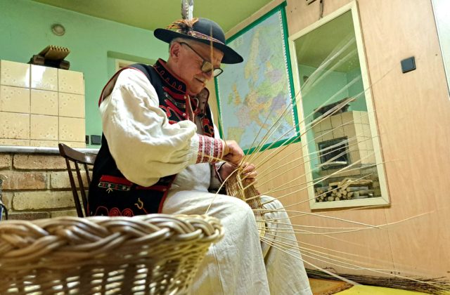 Košíkov a korbáčov už vyrobil stovky, v Lackovej kedysi plietli v takmer každom dome (video+foto)