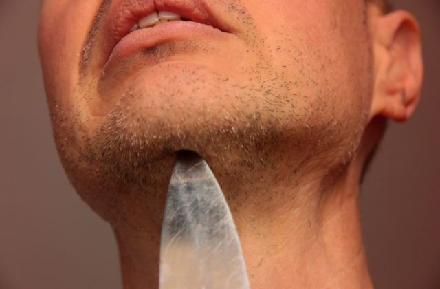 Iba štrnásťročný chlapec bodol zozadu do krku 41-ročného muža, skončil v policajnej cele