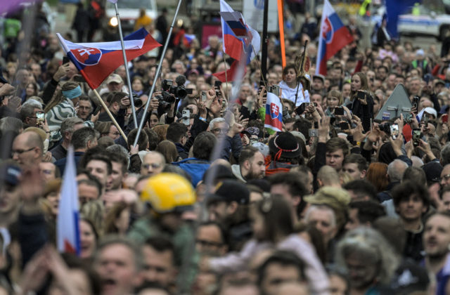 Nie ste majitelia tejto krajiny, odkázal Korčok Ficovej vláde, pred druhým kolom ho prišli podporiť tisícky ľudí (foto)