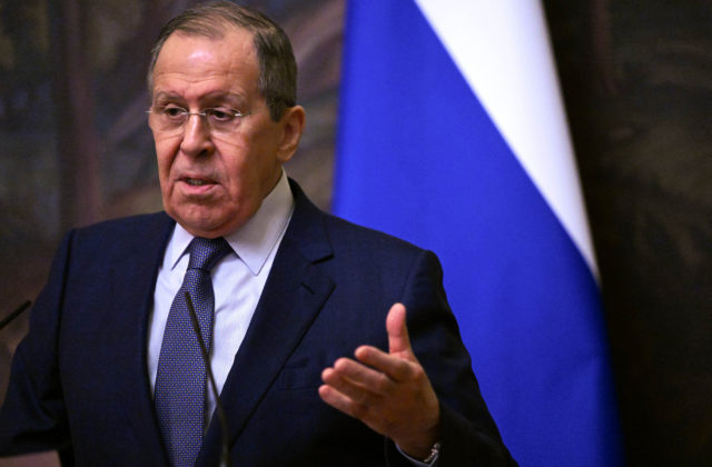 Rokovania o ukončení bojov na Ukrajine musia zohľadniť záujmy Moskvy, inak podľa Lavrova nebudú úspešné