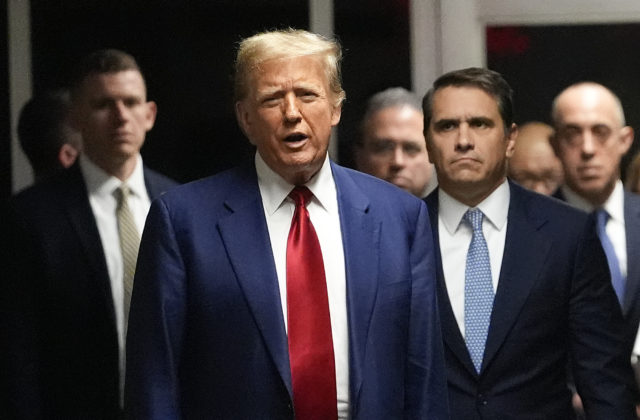 Trump poprel, že navrhuje územné ústupky v prospech Ruska.  Údajný mierový plán s odovzdaním Krymu a Donbasu označil za „falošné správy“