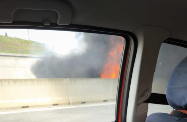 Diaľnica v smere na Poprad je neprejazdná, pri Hendrichovciach horia dve nákladné autá