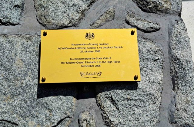 Na Hrebienku vo Vysokých Tatrách osadili pamätnú tabuľu, odkazuje na návštevu kráľovnej Alžbety II. (video+foto)