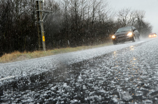 Meteorológovia hlásia na najbližšie dni výstrahy pred poľadovicou aj vetrom na horách