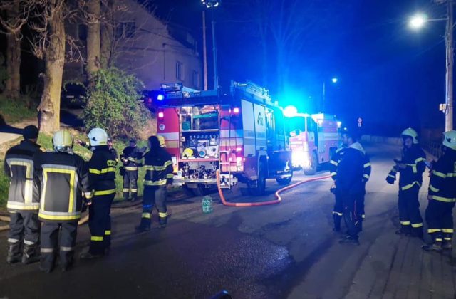 Pri Kežmarku v noci horeli štyri domy, o strechu nad hlavou prišli takmer dve desiatky ľudí (foto)