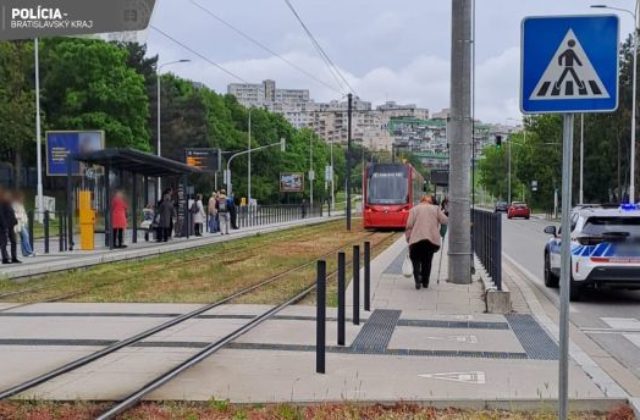 Električka v Karlovej Vsi zranila chodkyňu, skončila v nemocnici (foto)