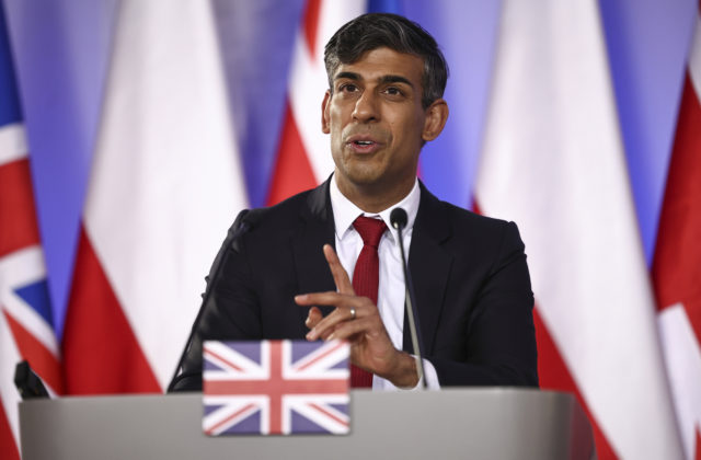 Sunak diskutoval s poľským premiérom Tuskom o vojenskej pomoci, Ukrajine sľúbili balík za pol miliardy libier