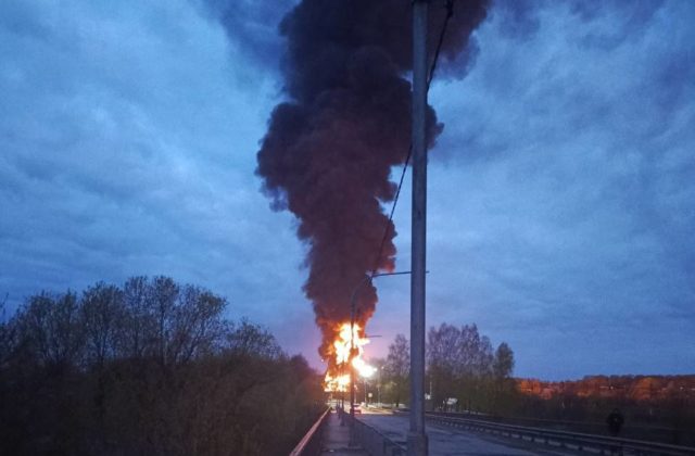 Ruské útoky dronmi spôsobili požiare energetických zariadení v Smolenskej oblasti (video)